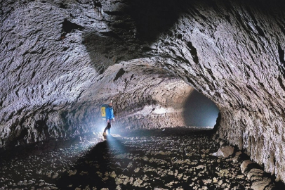  Ay’da İnsanlık İçin Umut: 100 Metre Derinliğinde Bir Mağara Keşfedildi!