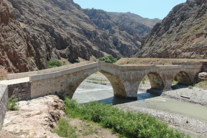 8 Asırlık Kız Köprüsü, Ziyaretçilerine Eşsiz Manzara Sunuyor