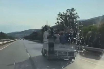 Kamyonet kasasında tehlikeli yolculuk