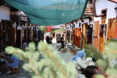 Bu sokak kadınların el emeğiyle canlandı