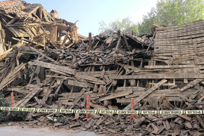 İnegöl'de Bina Durup Dururken  Yıkıldı