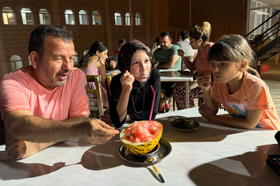 Mersin'de kardan yapılan 'karsambaç' ile serinlemeye çalışıyorlar