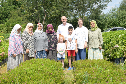7 kız kardeş yüzlerce çeşit süs bitkisi yetiştiriyor!