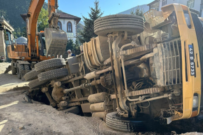 Yol çökünce kamyon çukura düştü!