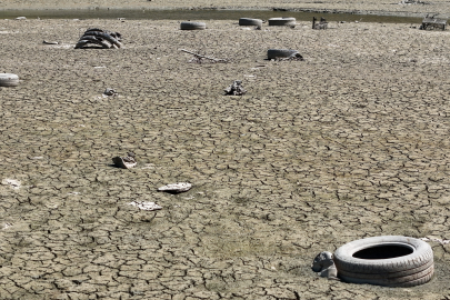 Alibey Barajı'nda kuraklık nedeniyle atıklar gün yüzüne çıktı