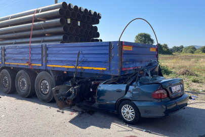 Tıra ok gibi saplandı, genç sürücü vefat etti!