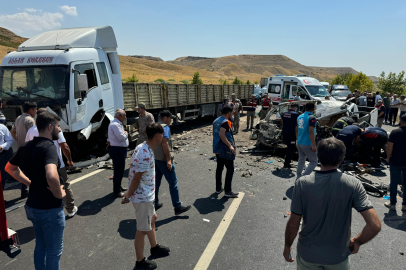 Kızının düğününe giden anne baba feci kazada can verdi!