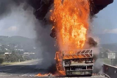 Kimyasal yüklü kamyonet alev alev yandı