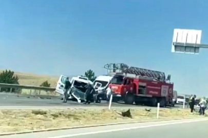 Minibüs kazası 2 kişiyi hayattan kopardı