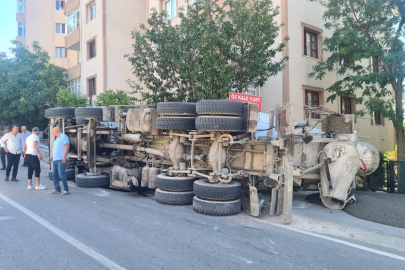 Virajı alamayan beton mikseri yan yattı
