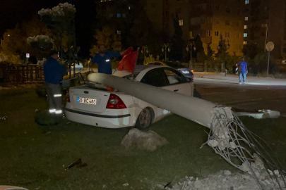 Direksiyon Hakimiyetini Kaybetti Direğe Çarptı