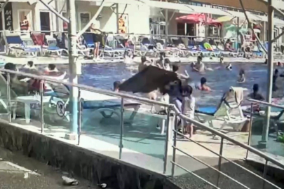 Yerinden çıkan baca kapağı onlarca tatilcinin bulunduğu havuz başına düştü