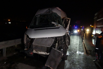 Tırla Çarpışan Minibüs Bariyerlere Çarparak Durabildi