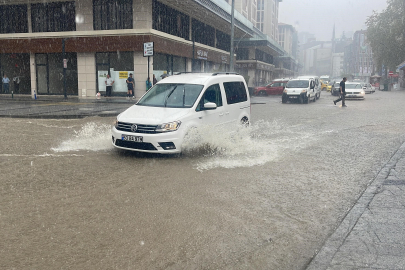 Şiddetli yağmurda cadde ve sokaklar göle döndü!