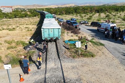 Yük treni çapa motoruna çarptı! Katliam gibi kaza!