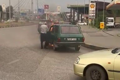 Seyir halindeki otomobil alev alev yandı