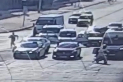 Polislerin silahlı saldırıya uğradığı anlar kameraya yansıdı