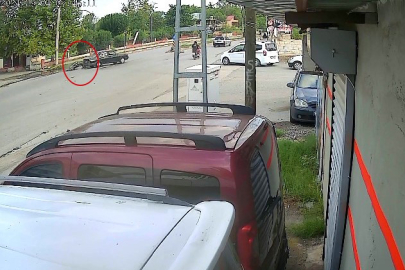 Motosikletin Otomobile Ok Gibi Saplandığı Anlar Kamerada