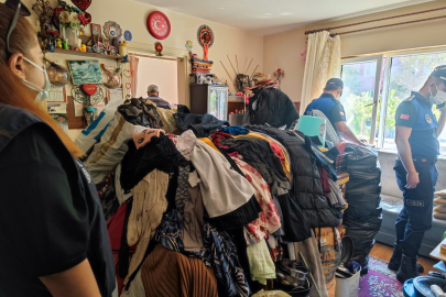 Kötü koku ihbarına gittikleri evden 3 kamyon çöp çıkardılar!