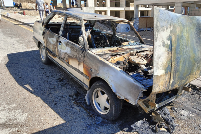 Patlama sonrası çıkan yangın otomobili küle çevirdi