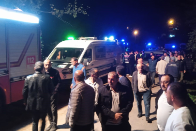 Kamyondan devrilen tomruklar otomobilin üzerine devrildi!