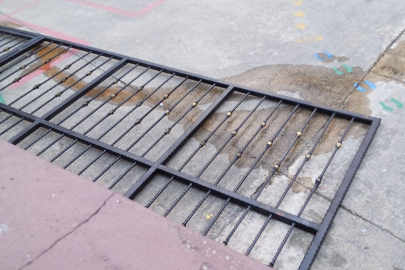 Üzerine okulun demir kapısı düşen çocuk hastaneye kaldırıldı!