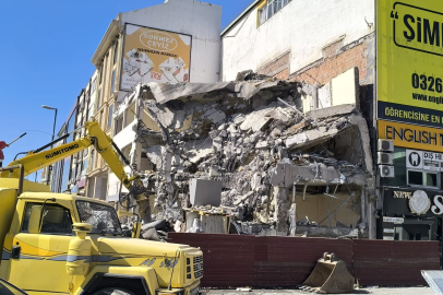 Yıkım esnasında başına moloz isabet etti!