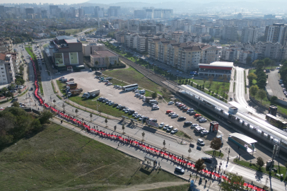 Bursa'da Yüzlerce Öğrenci 500 metre Bayraklı Kortej Yapıp Teröre Lanet Okudu