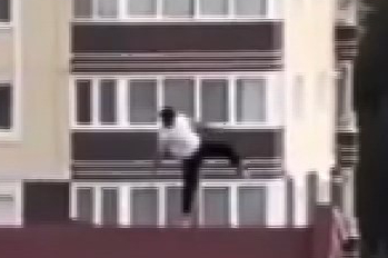 Çatıya çıkan genç yürekleri ağza getirdi!