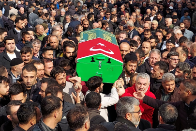 Vefat eden üç arkadaş gözyaşlarıyla uğurlandı