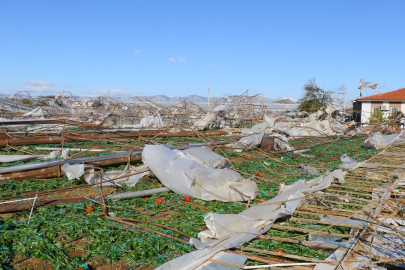 Evlerin Çatıları uçtu, Sağlık Ocağı Hasar Gördü, Balkonlar Yıkıldı