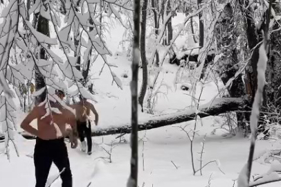 İki arkadaş, Dondurucu Soğuğa Aldırış Etmeden Kar Banyosu Yaptı