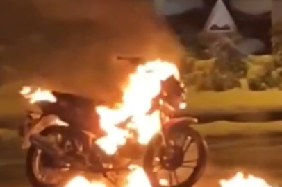 Motosiklet Alev Topuna Döndü