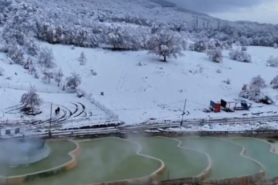 Karla Kaplı Dağların Arasında 70 Derece Sıcakta Kaynayan Sıcak Su