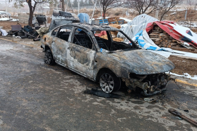 Yangında Garajdaki Araç Küle Döndü