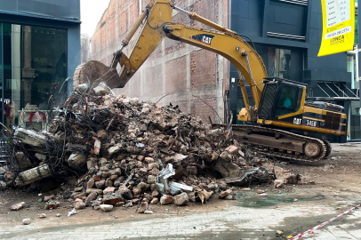 Güngören'de Çöken Binada Üçüncü Gün! Enkaz Altındaki İşçiyi Arama Kurtarma Çalışması Devam Ediyor