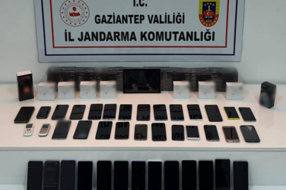 Gaziantep'te Gümrük Kaçağı 55 Adet Akıllı Telefon ve 60 Adet Akıllı Saat Ele Geçirildi