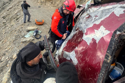 Kamyonet Şarampole Yuvarlandı:3 Yaralı