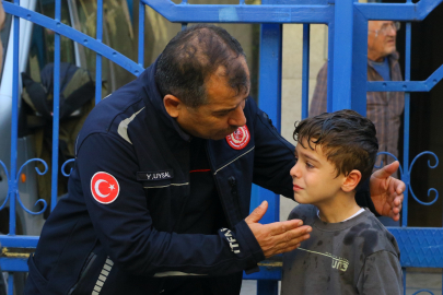 Yangında Küçük Çocuğu İtfaiye Erleri Sakinleştirdi