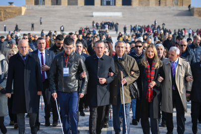 Özgür Özel "3 Aralık Dünya Engelliler Günü" Dolayısıyla Anıtkabir'i Ziyaret Etti
