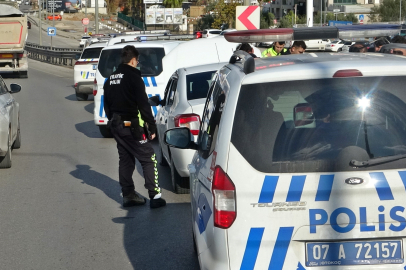 Polis, 'Dur' İhtarına Uymayan Ehliyetsiz Sürücünün Kullandığı Aracı Lastiklerine Ateş Ederek Durdurdu