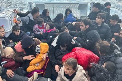 Yunan unsurları can salı ve lastik bot içinde kaçak göçmenleri ölüme terk ediyor