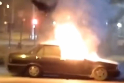 Park Halindeki Otomobil Alev Alev Yandı