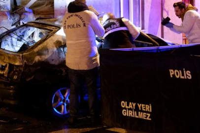 Yanan Otomobilde Feci Şekilde Can Verdiler!