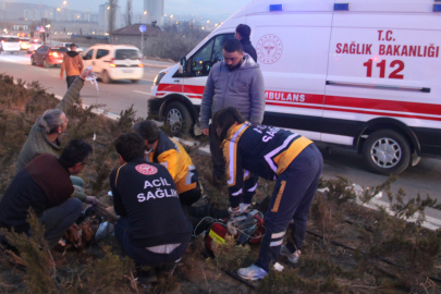 Melikgazi İlçesinde Otomobille Çarpışan Sepetli Motosiklette Bulunan 4 Kişi Yola Savruldu