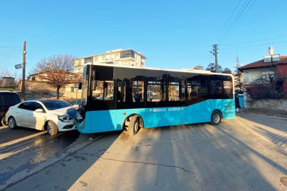 Halk Otobüsü ile Otomobil Kafa Kafaya Çarpıştı: 7 Yaralı