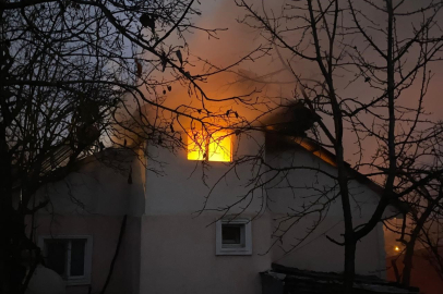 Sabaha Karşı Çıkan Yangın Ev ve Müştemilatı Küle Çevirdi