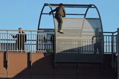 Demir Bariyerlere Çıkan Genç Yürekleri Ağza Getirdi