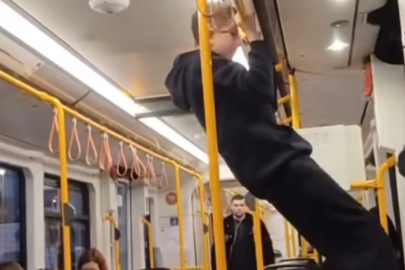 Metroda İlginç Görüntü