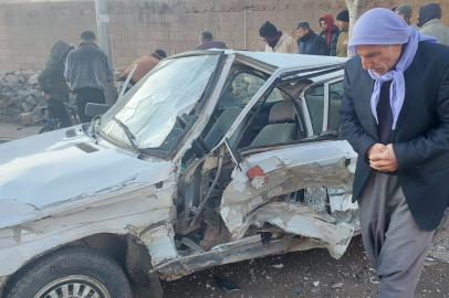 Kamyonet İle Otomobil Çarpıştı: 2 Yaralı